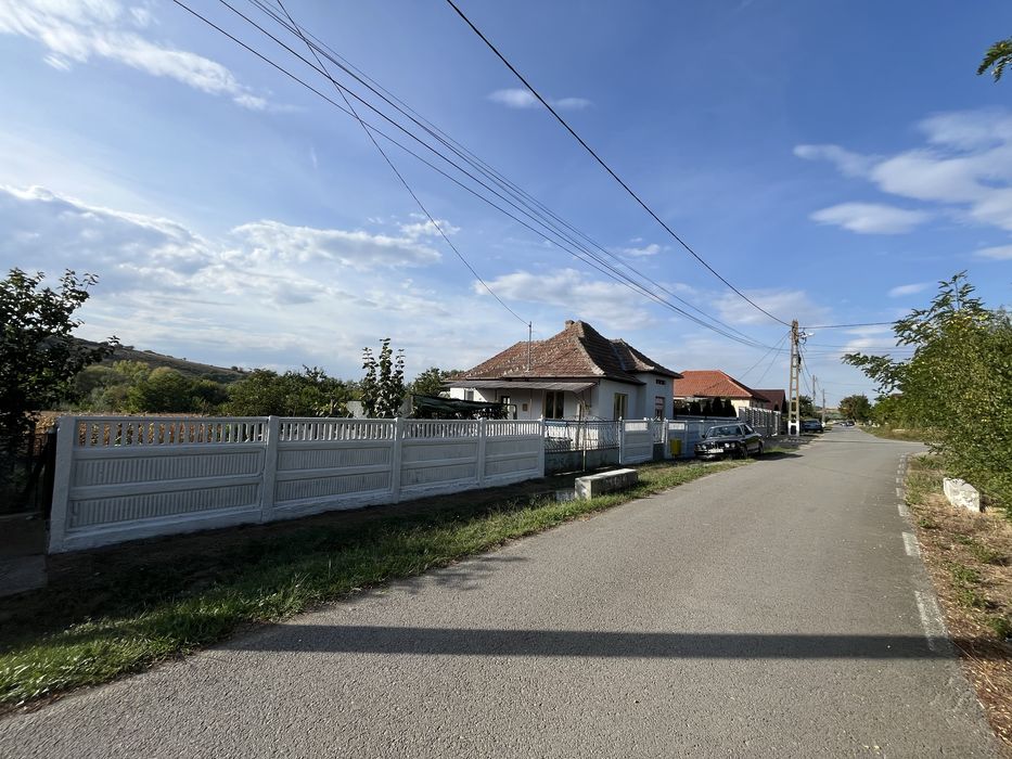 Vând imobil compus din casă si teren intravilan