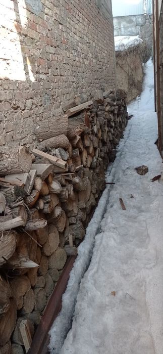 Дрова карогач сухие напилиные .