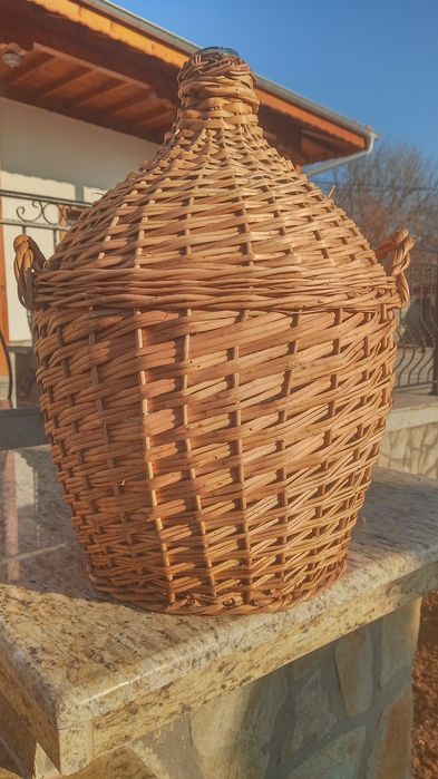 Плетени кошници..Верига за огнище . Плетени дамаджани.