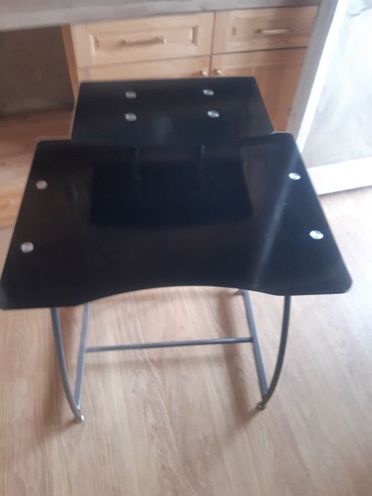 Стъклена маса продавам.