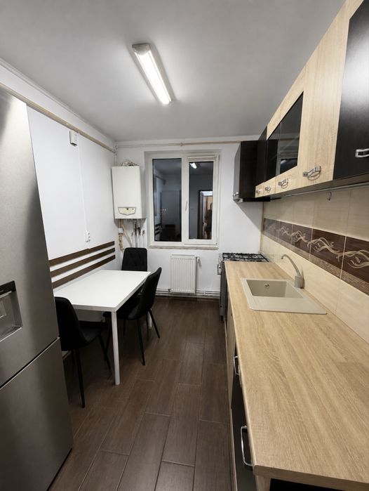 Inchiriez apartament cu 3 camere Pitesti Centru zona 0 Decomandat
