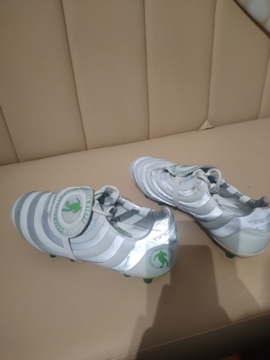 Vând Ghete de fotbal Bikkembergs Tirosengo FG, fabricate în Italia.