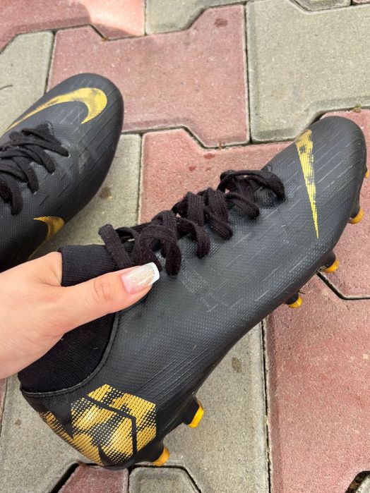 Ghete fotbal Nike Mercurial