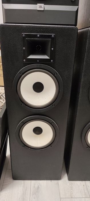 Boxe impecabile de 100W rms/8 Ohmi, sunet puternic și clar