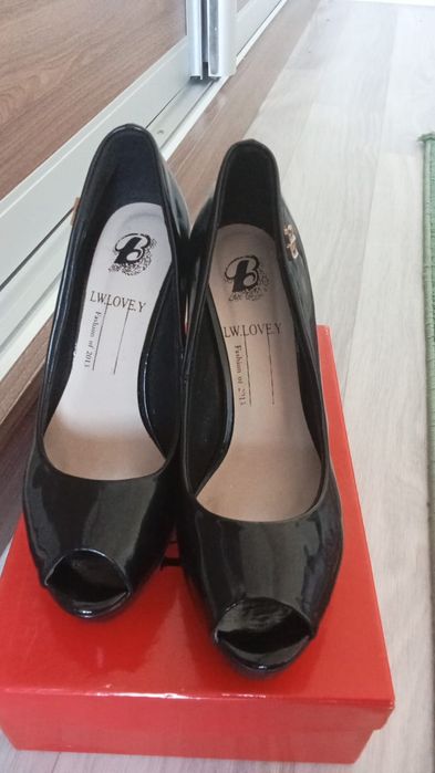 Продам женские туфли