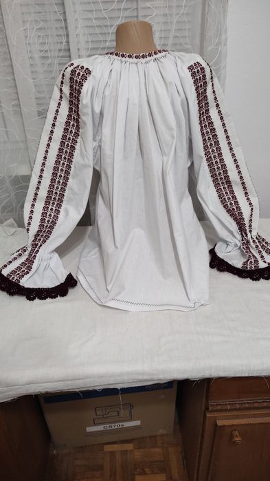 Ie tradițională cu motive florale țesute,zona Făgăraș