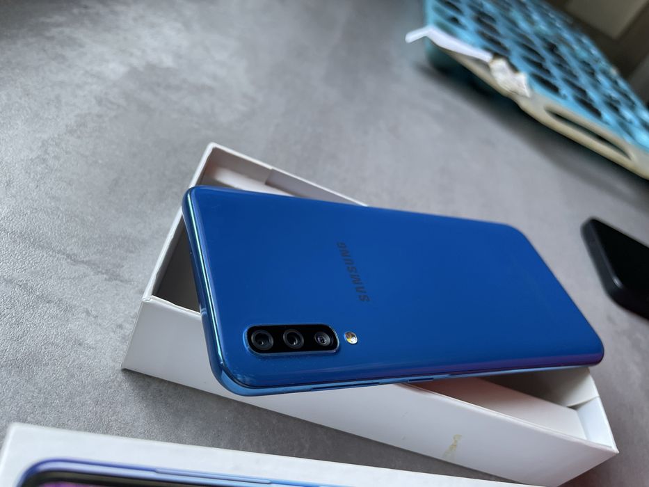 Samsung A50 are 4/128Gb ca nou sau un Samsung A51