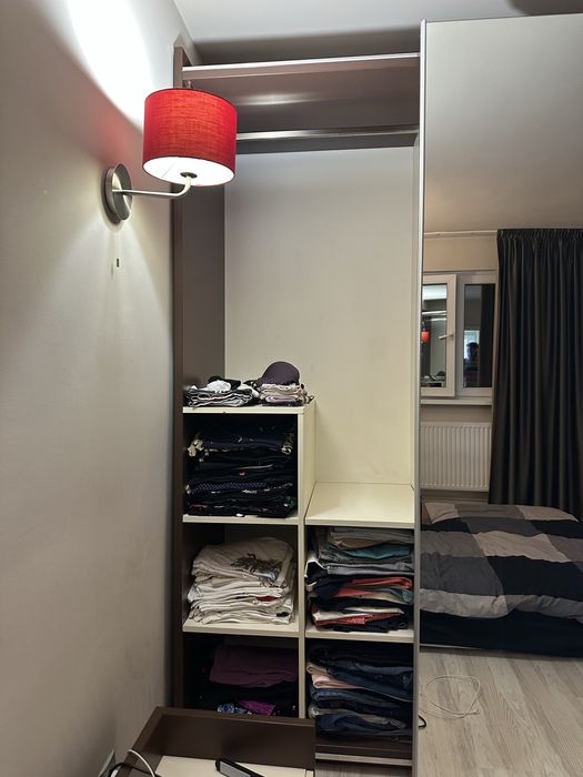 Dulap dormitor maro cu oglinda