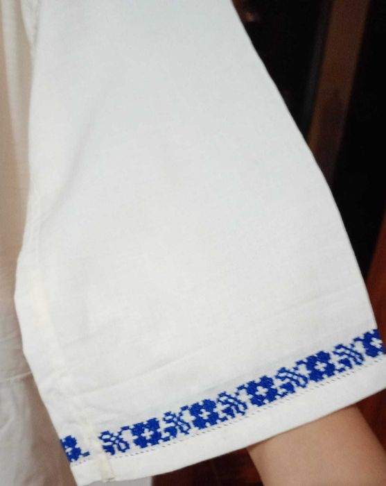 Rochie / ie traditionala romaneasca din Oltenia, veche, originala, tesatura din bumbac cu broderie, avand in jur de 100 ani