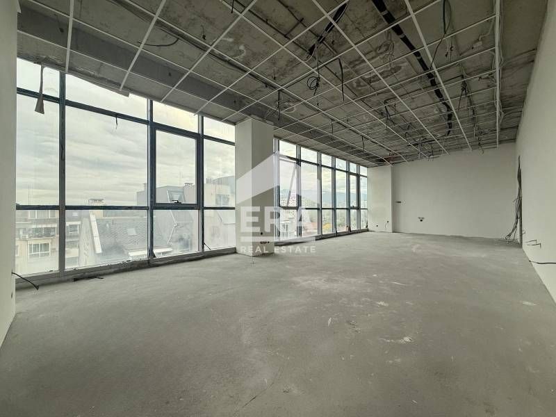 Офис площ за продажба с директен достъп до метростанция "Сливница"