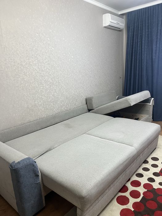 Диван в гостинну