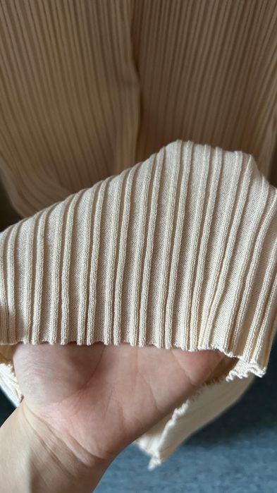 Продам платье бежевые облегающее