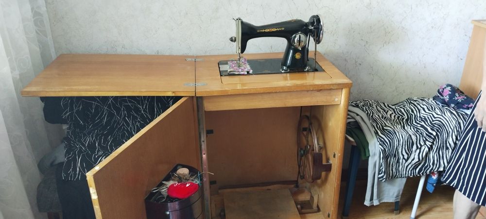 Продам  рабочую швейную  машинку ссср