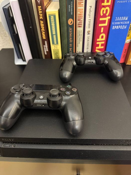 PS4 Slim 1TB + 2 джойстика + игры