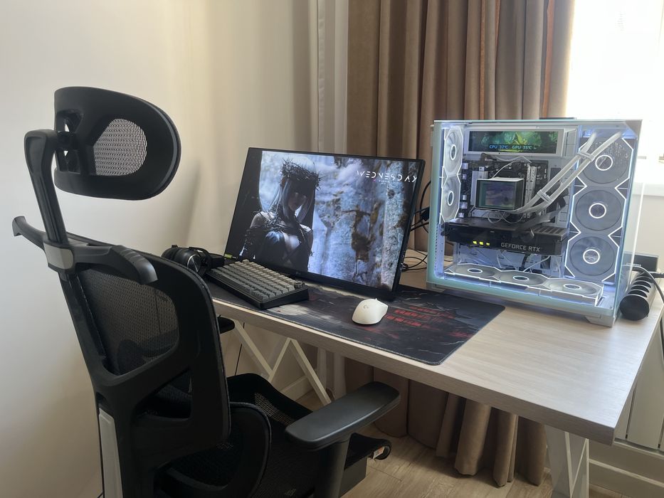 Игровой компьютер в белом исполнений