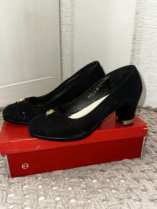 Продам замшевые туфли