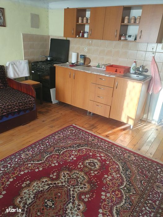 Casă de vânzare, 3 camere, curte mare, sura si grajd, teren 2600 mp
