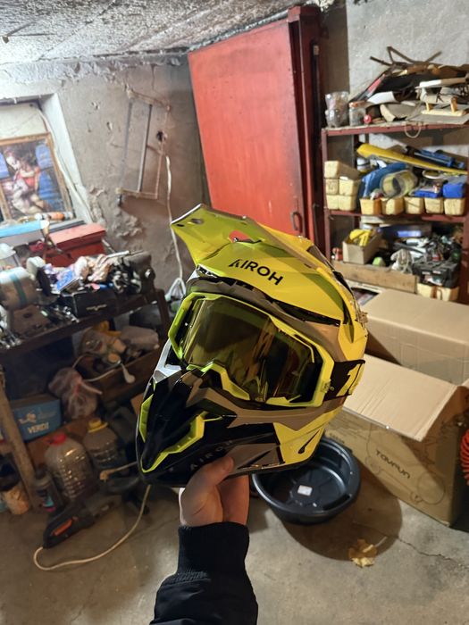 Каска размер S чисто нова комплект с очилата!