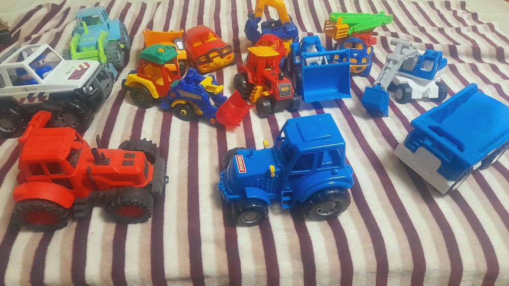 Игрушки, машинки .
