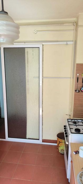 Apartament 2 camere + balcon, et. 3/4, zonă liniștită lângă școli și piață – Câmpina!