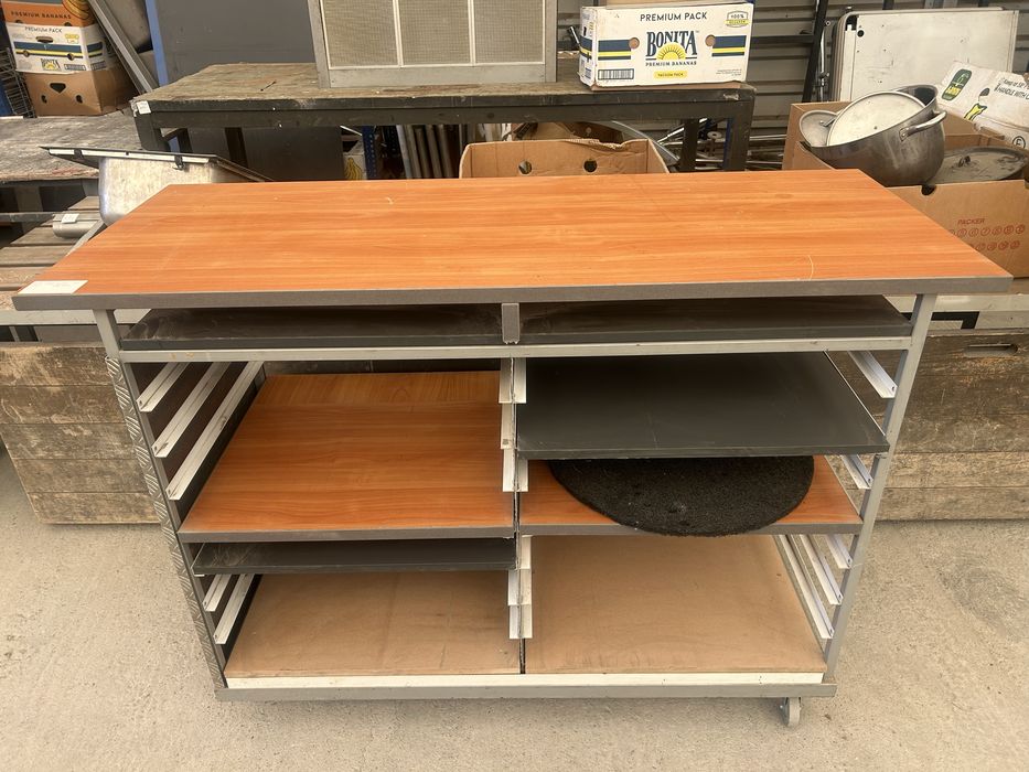 Работна маса - мобилен стелаж на колела