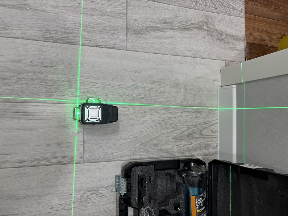 Лазерный нивелир , уровень