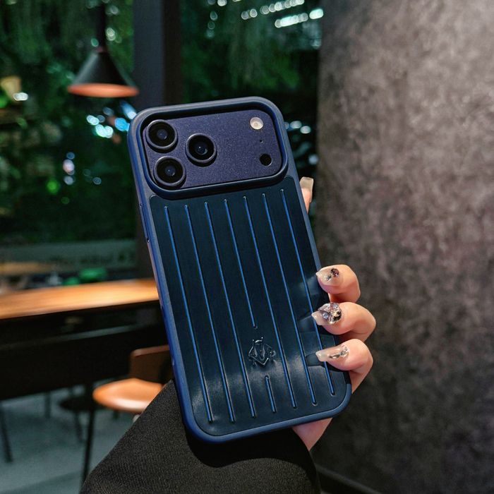 RIMOWA Aluminium Case за iPhone 18 Pro, 17 Pro, 17 Pro Max