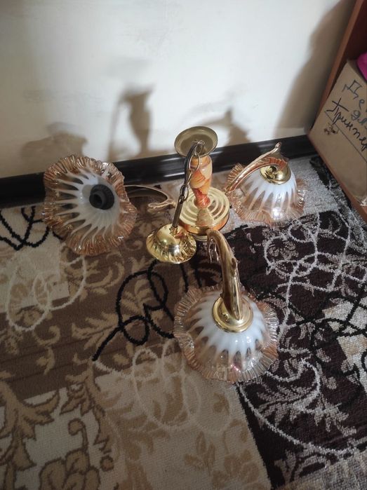 Продаётся люстра трёх плафоновая