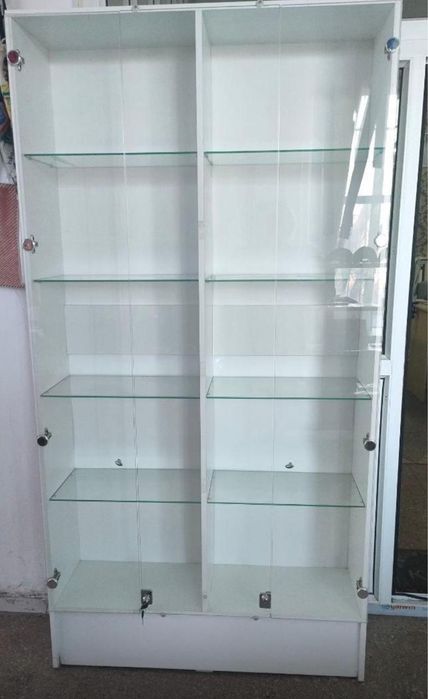 Продам стеклянный шкаф витрину