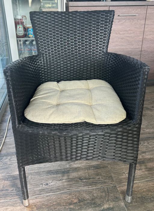 8бр. ратанови стола с маса