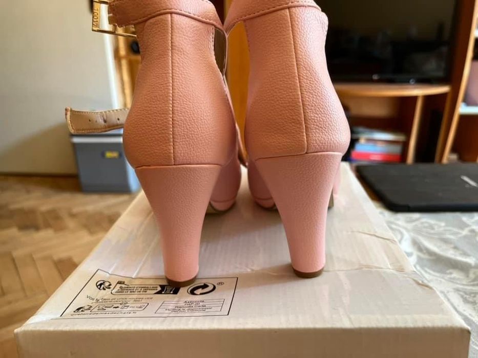 Розови обувки на ток