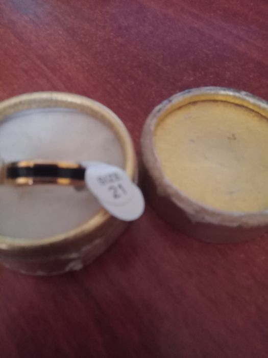 Продам мужское кольцо,вставка агат  черныйпо центру,золото