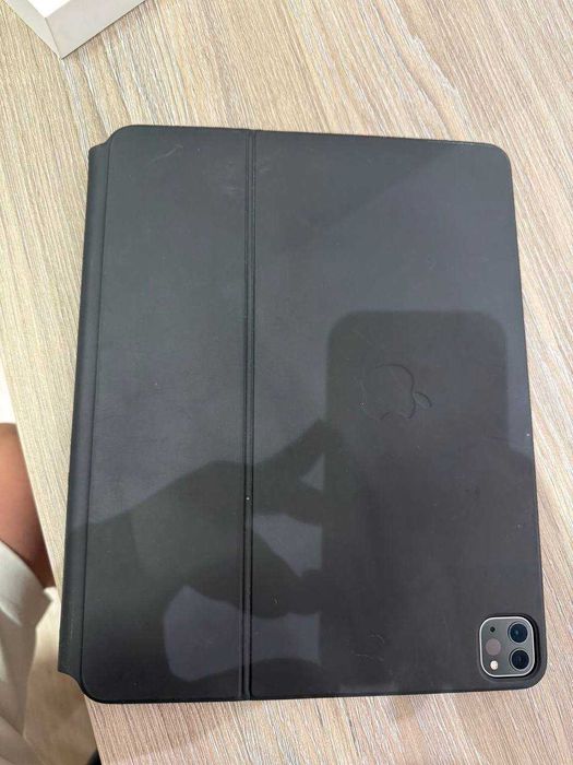 iPad Pro 12.9 (6th Gen M2) 256 GB + Magic keyboard