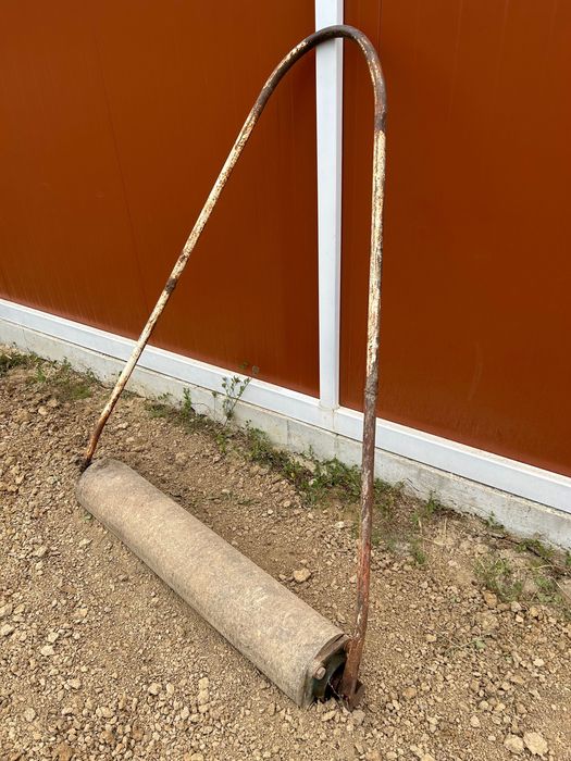 Градински валяк. 1м ширина. 20см диаметър. Плътен. Много тежък.