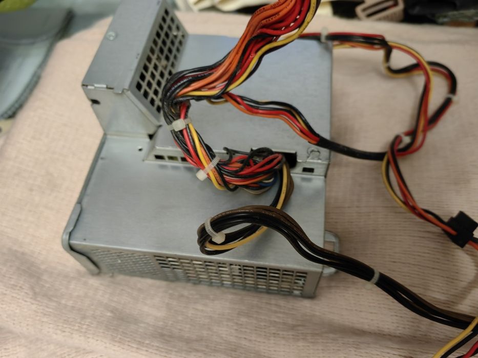 Продавам захранване за компютър API5PC49