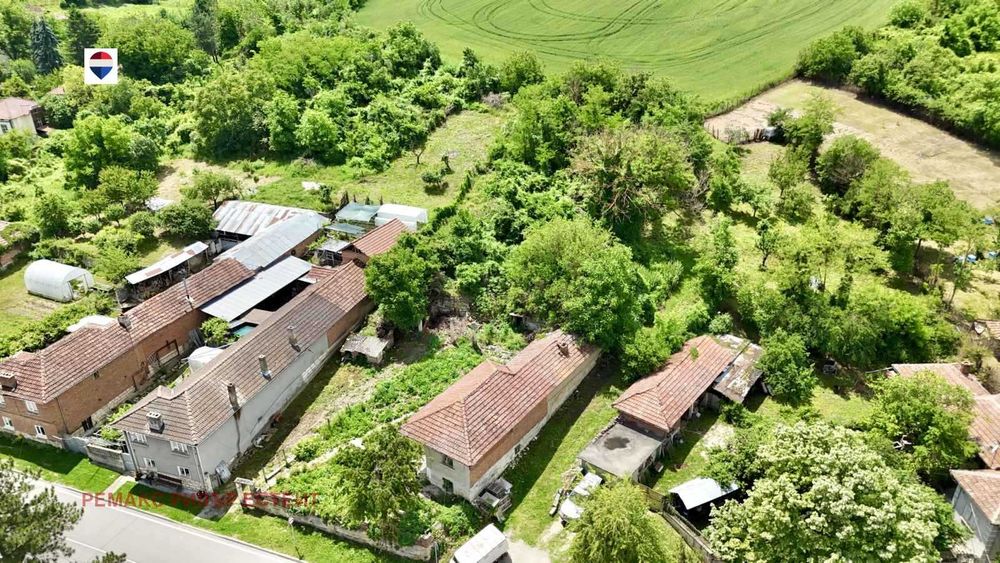Къща на два етажа и голям двор за продажба в с. Острица