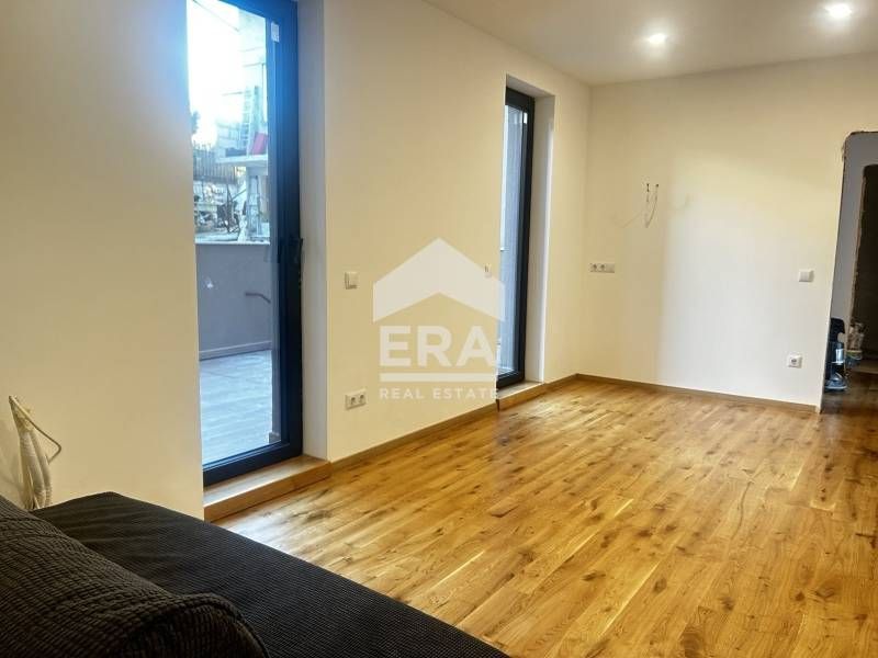 Четиристаен обзаведен апартамент за продажба, с големи стаи и собствен