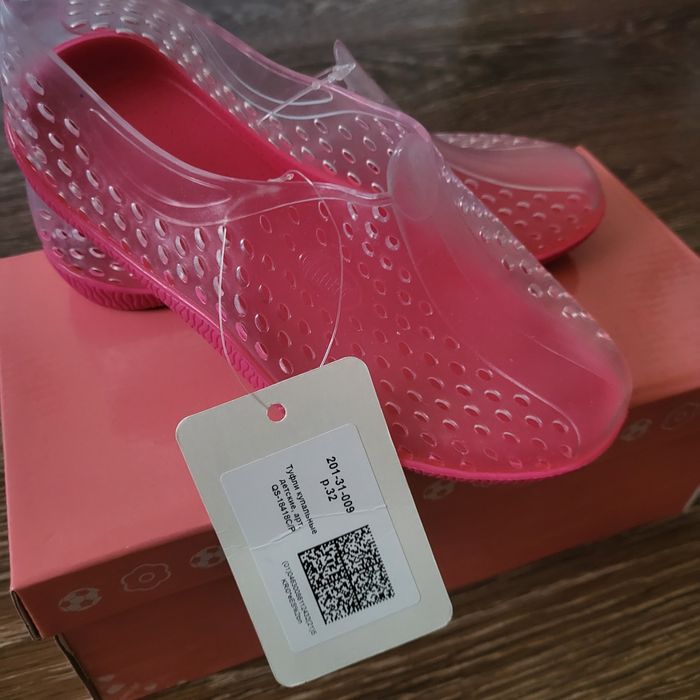 Продам аквашузы на девочку