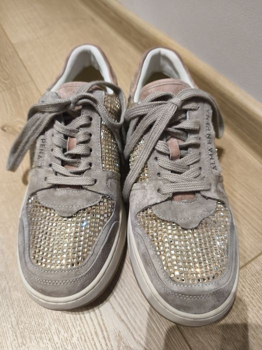 Adidasi Alma en pena