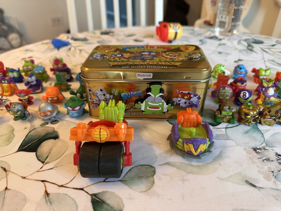 Figurine SuperThings – lot colectie + cutie metalica