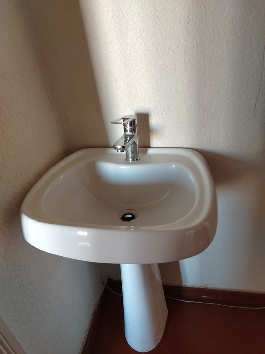 Продам раковину со смесителем