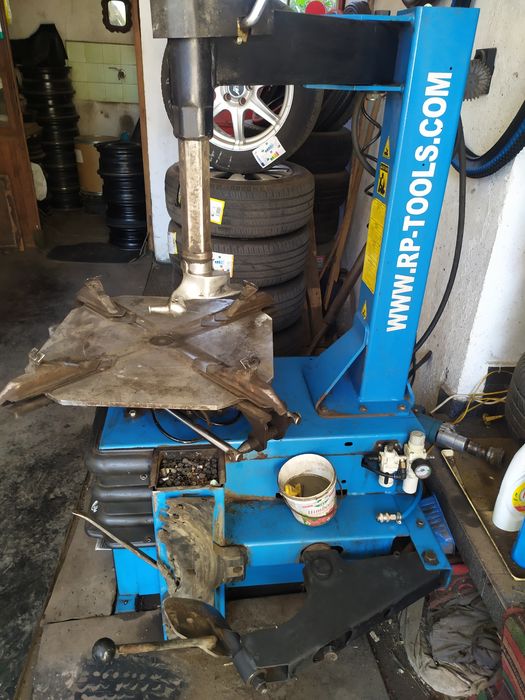 Машина за монтаж и демонтаж на гуми