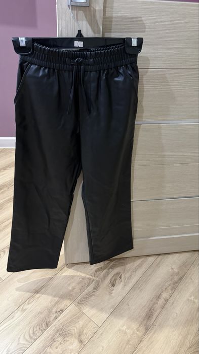 Продам черные еожаные брюки для девочки