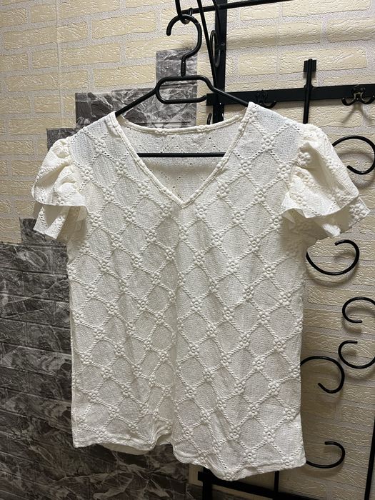 Чисто нови бели блузи