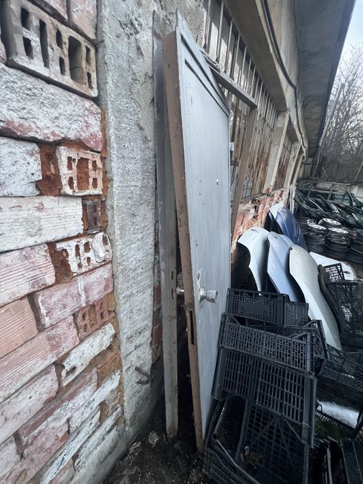 Метална масивна врата с каса