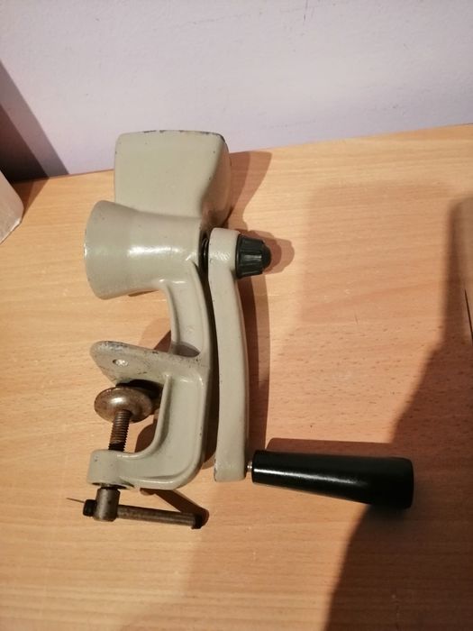 Ръчна метална мелничка