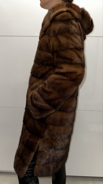Haină din blană naturală de nurcă, cu glugă – stare impecabilă
