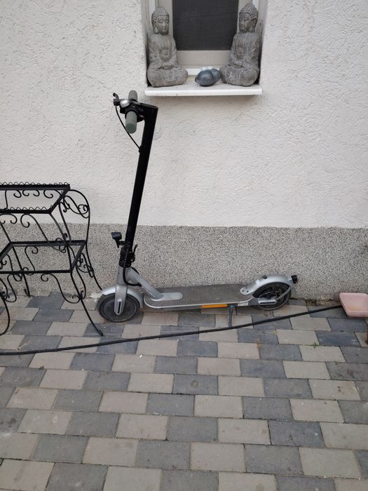 Vând trotineta electrica