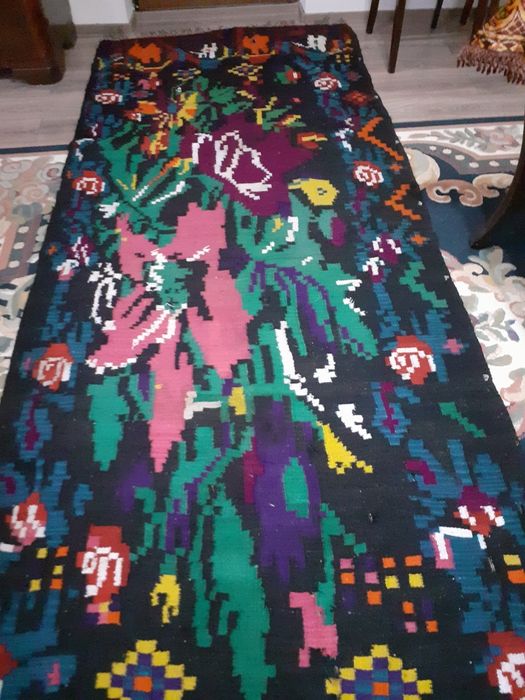 Covor de lână, gros, țesut manual, vechime cca 100 ani.