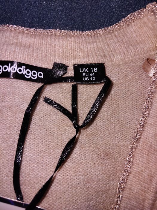 Дамска жилетка размер М/Л вълна финно плетиво  бежов цвят